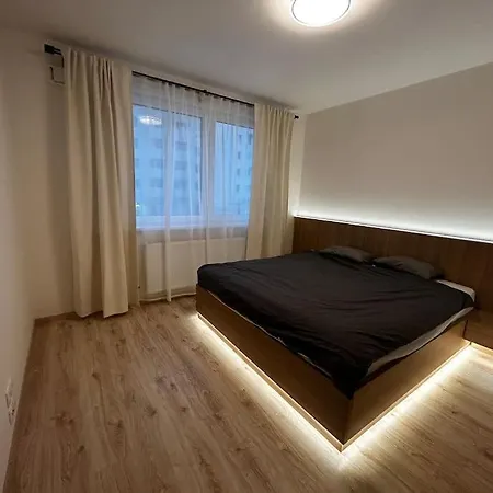 New 2 Bedroom By The Airport - Free Parking Apartment