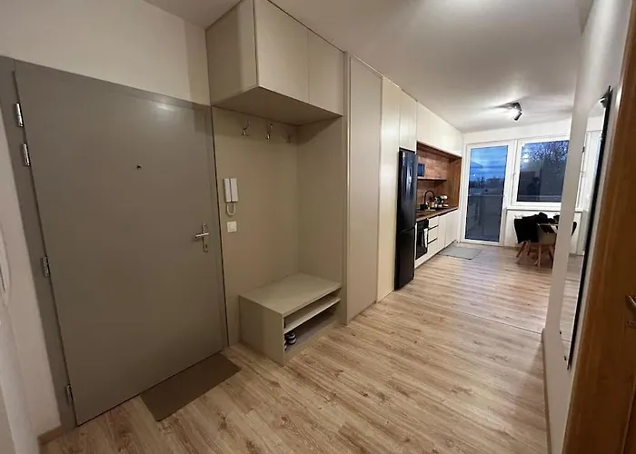 New 2 Bedroom By The Airport - Free Parking Appartamento