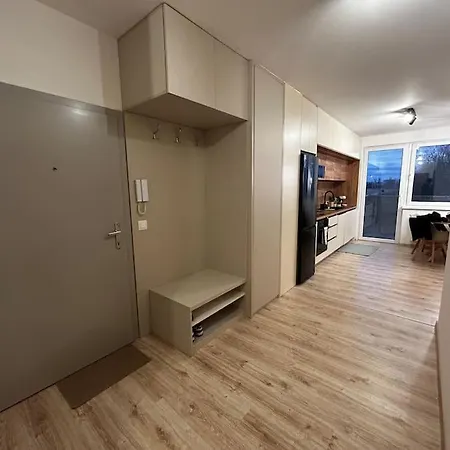 New 2 Bedroom By The Airport - Free Parking Lägenhet