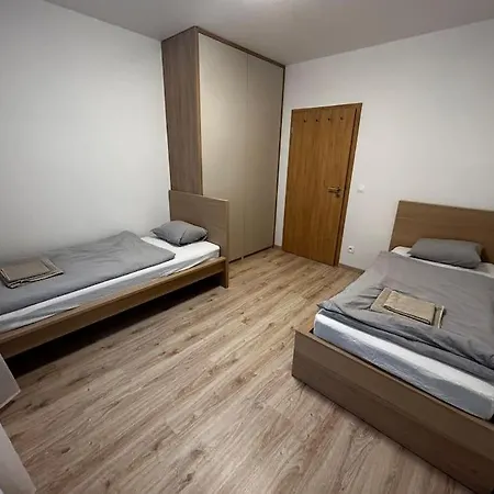 New 2 Bedroom By The Airport - Free Parking