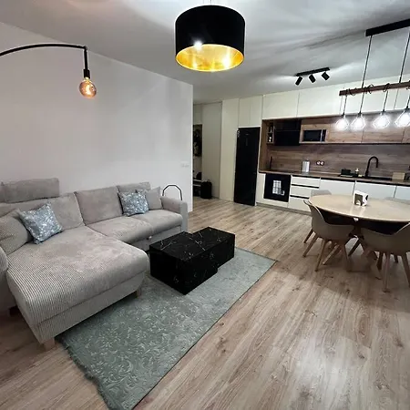 New 2 Bedroom By The Airport - Free Parking Lägenhet